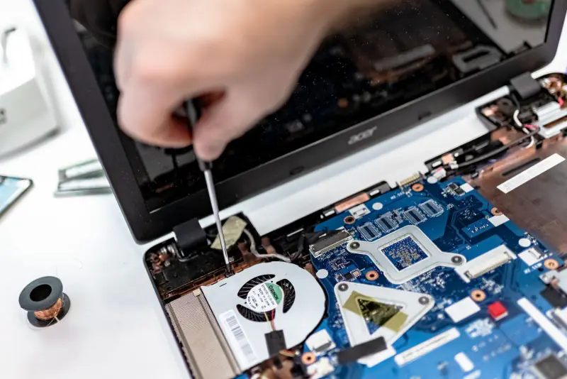 Kapağı açılmış laptopun anakartı